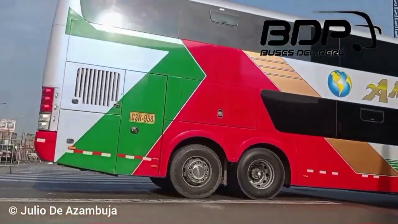 Buses llegando al Terminal Terrestre Plaza Norte. Buses del Perú 2023