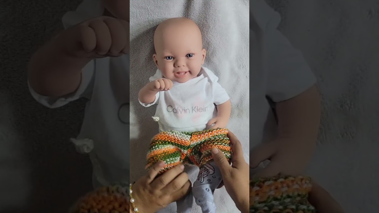 Vistiendo a Marcelito con un ajuar que yo misma le hice.