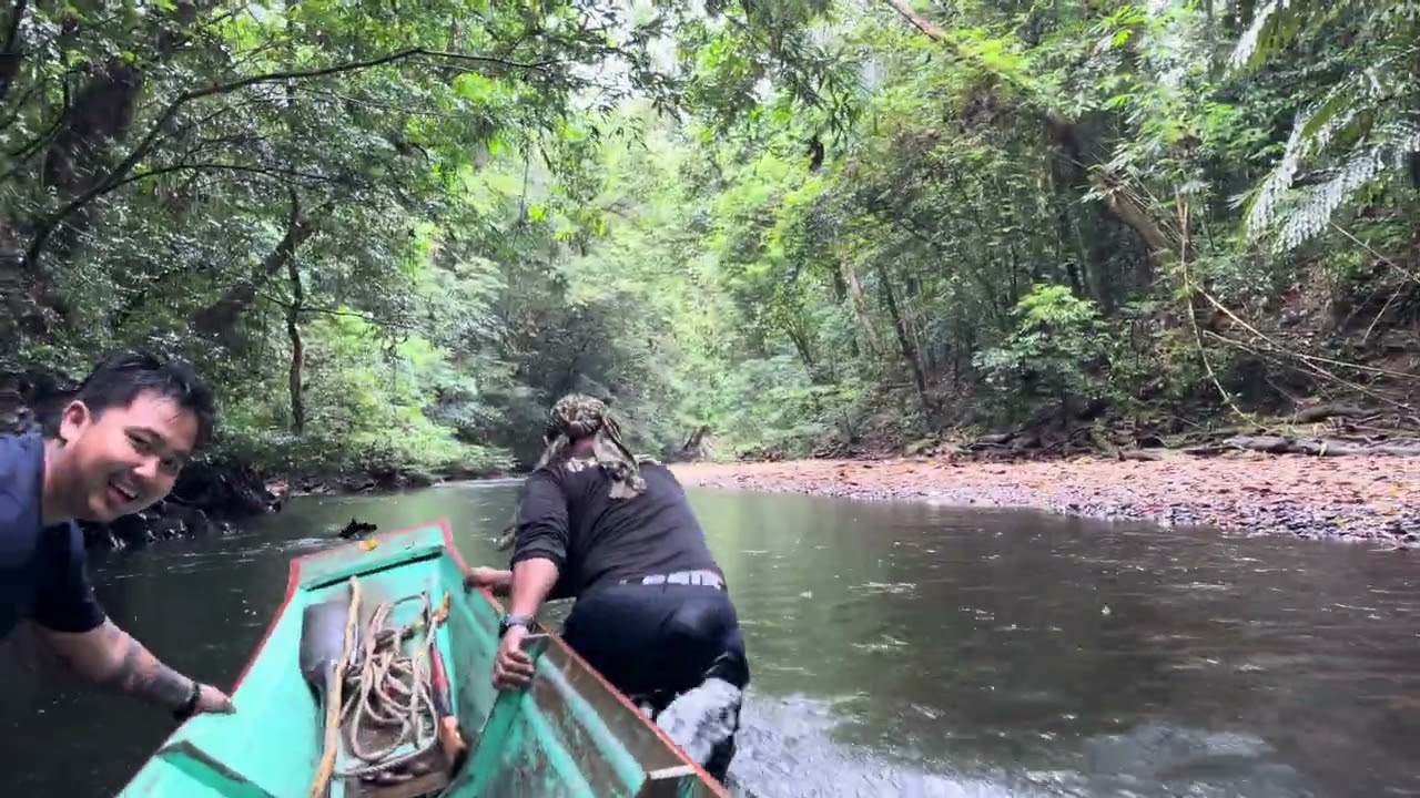 Selesai makan kita meneruskan pejalanan lagi ke Hulu sungai lakah