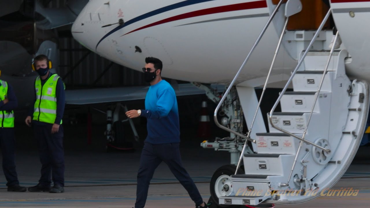Gusttavo Lima chegando em seu jato milionário para o show 