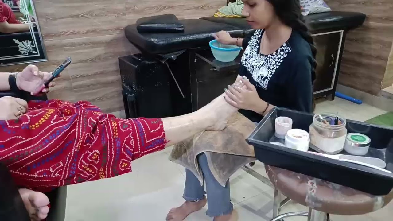 Pedicure at salon || how to do pedicure step by step in easy way || #pedicure #parlour #newvlog