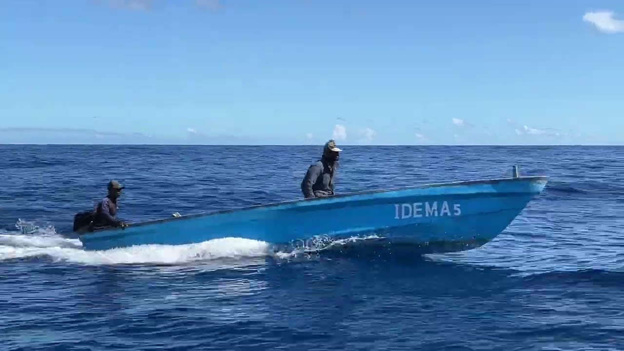 Comores Grande Comore Trajet en bateau de p&ecirc;cheurs Moh&eacute;li vers Grande Comore