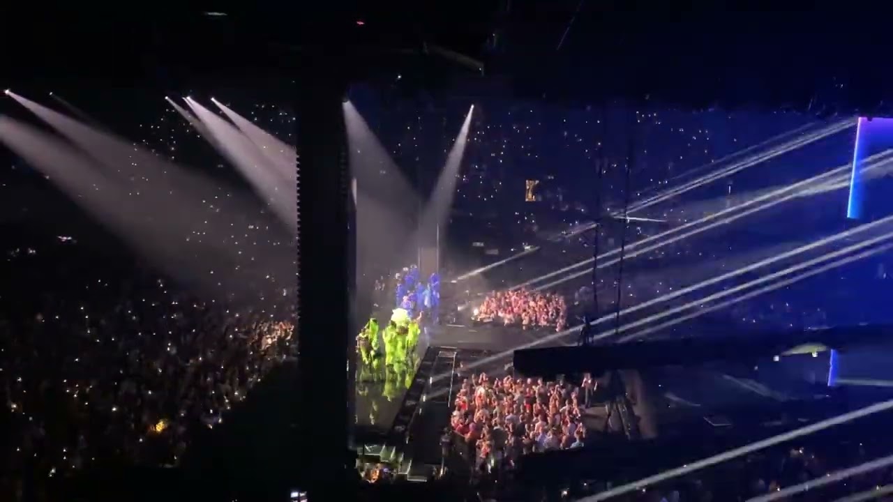 Baby Lasagna 🇭🇷 vs Käärijä 🇫🇮 | Grand Final Preview | Eurovision 2025 (from the audience)