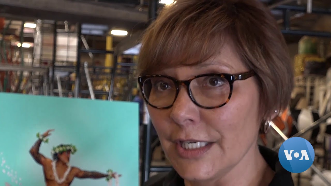 Volunteers Prepare Flower-Decked Floats for Rose Parade