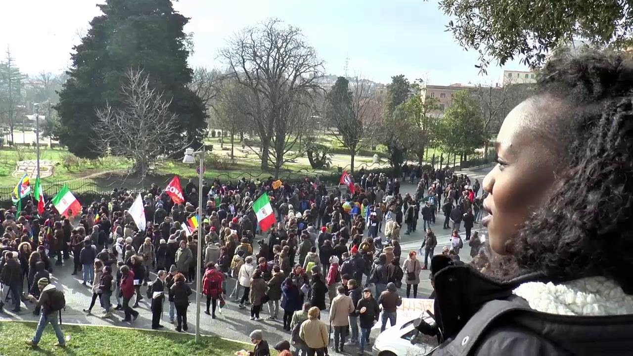 Macerata, al corteo antirazzista con Oiza: 