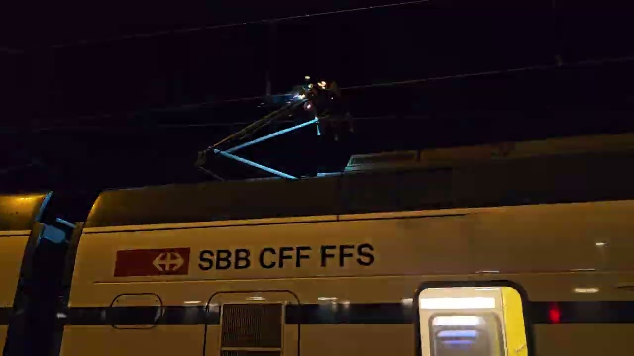 Abfahrt der S5 SBB RABe 511 in Rüti ZH mit vereister Oberleitung (Lichtbogen)