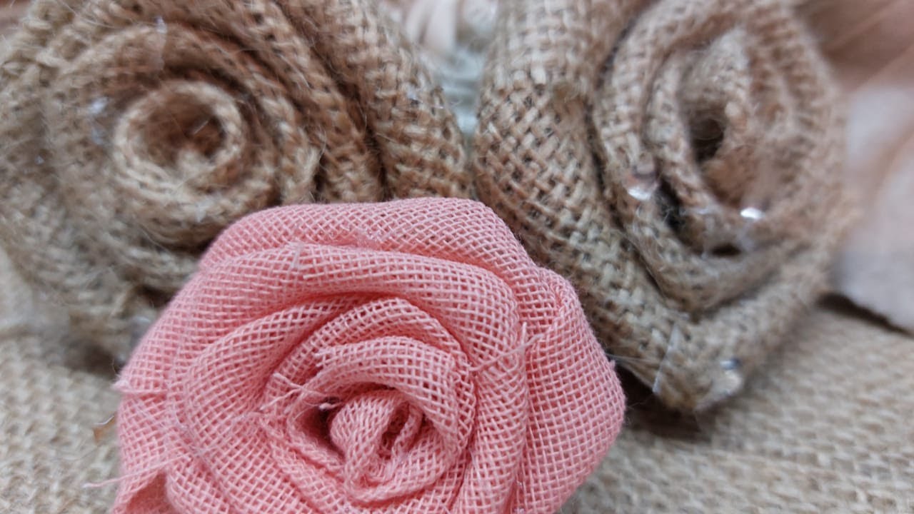 5 ideas de  flores d tela arpillera, lienzo, gasa pañalera y de sabana fáciles, rápidas, económicas