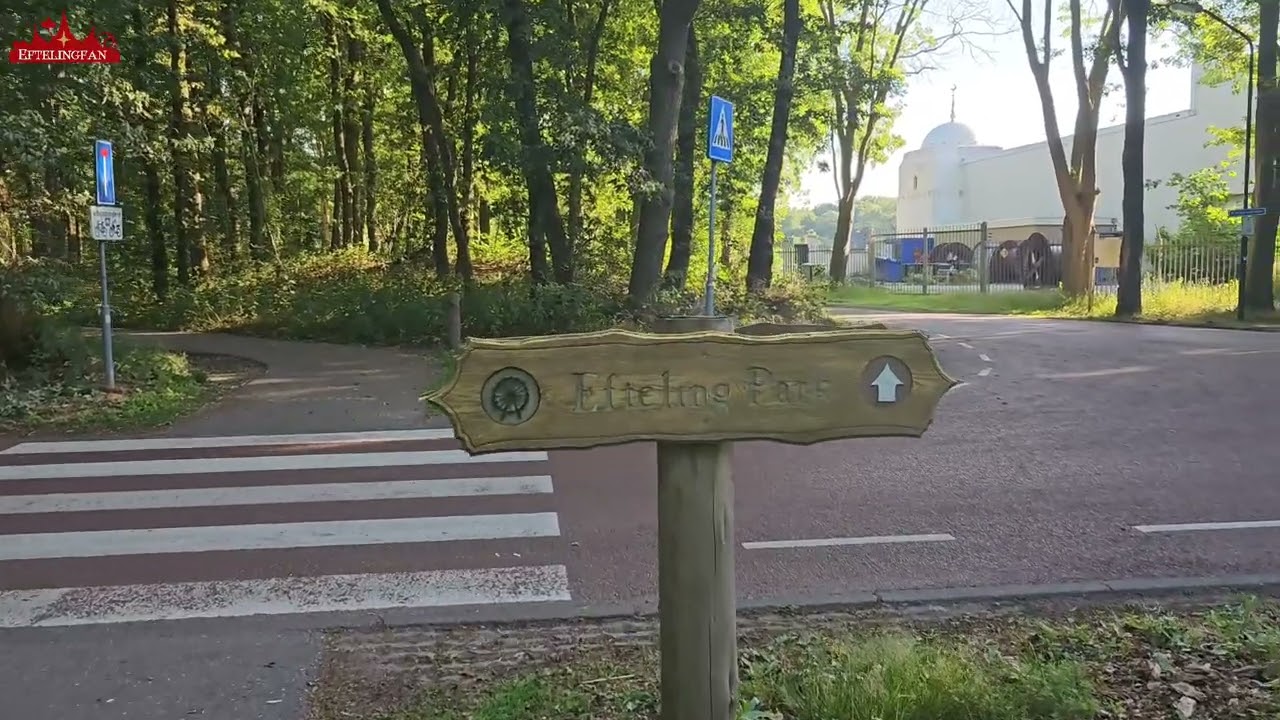 Lopen van het loonsche land naar het hek dat om 9 uur open gaat. @ Efteling 2023