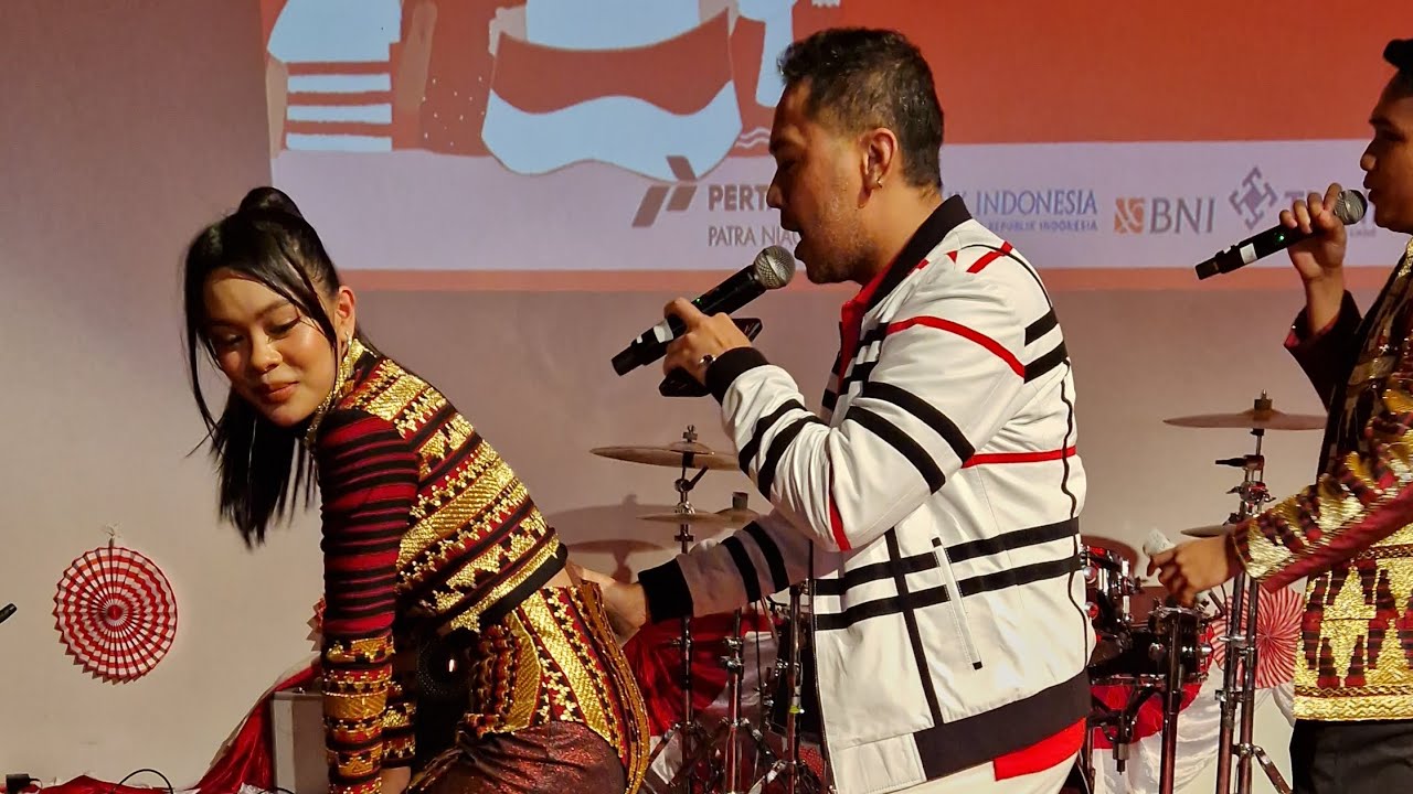 BULE IKUT GOYANG MAUMERE DI LONDON INGGRIS
