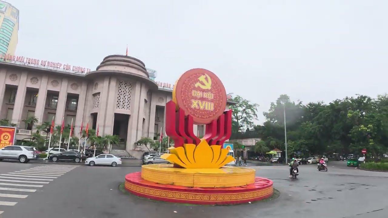 Admiring the streets and neighborhoods of Hanoi