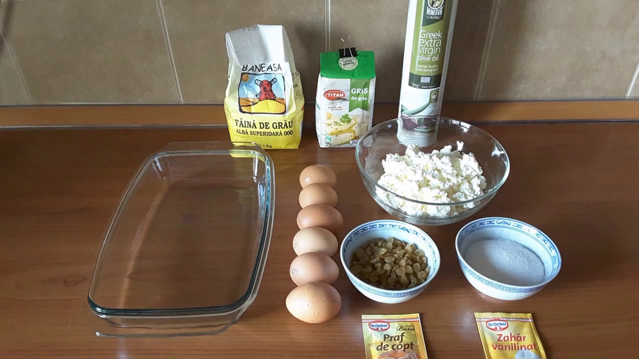 Moldovian cheesecake with raisins. Prăjitură cu br&icirc;nză și stafide. Творожная запеканка с изюмом.