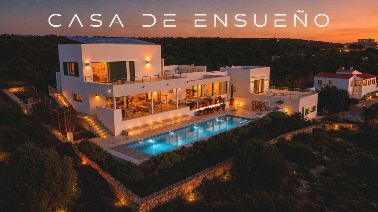 Esta villa de lujo en Menorca tiene TODO: piscina salada, 5 dormitorios y vistas espectaculares