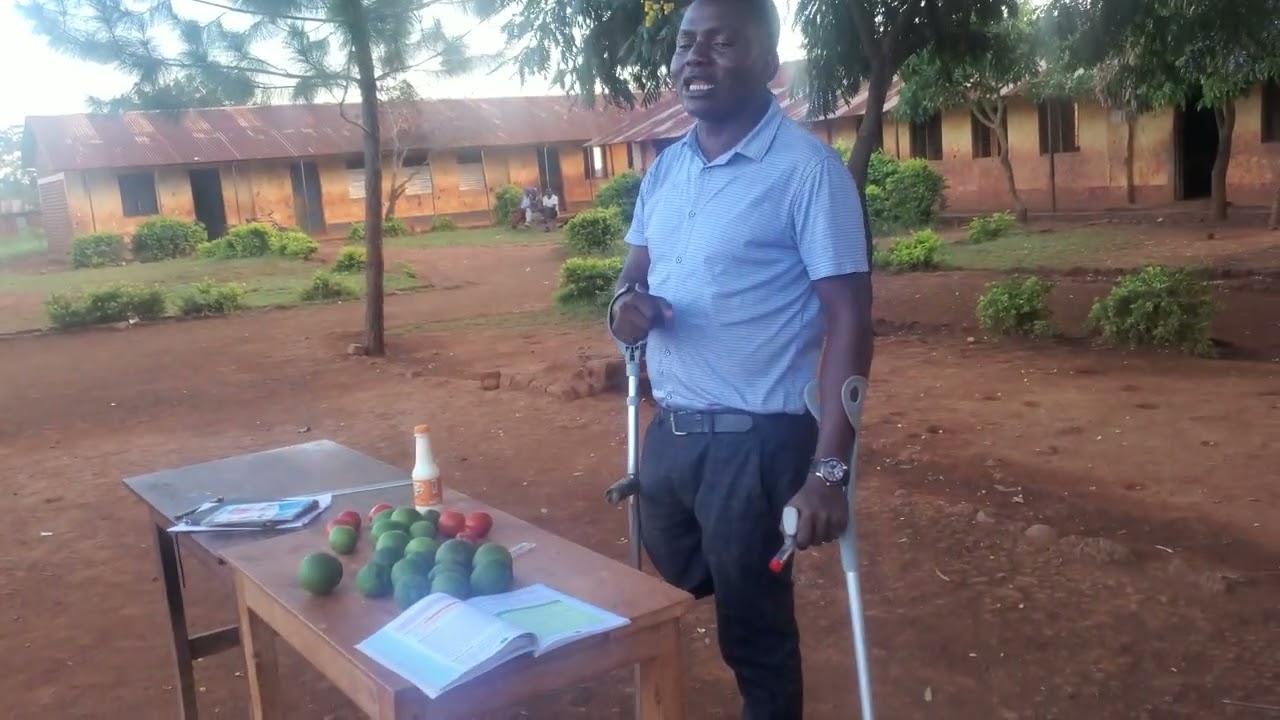 TAZAMA TEACHER YUFRESH AKIENDELEA KUWAFUNDISHA WANAFUNZI SOMO LA SAYANSI KWA VITENDO +  NYIMBO ❤️❤️🥰