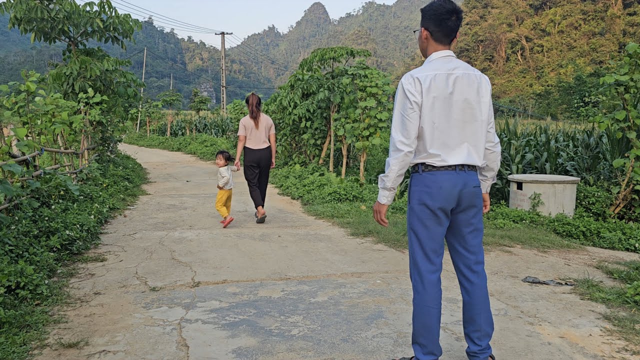 The little girl woke up while her mother was sleeping and went to find the engineer.