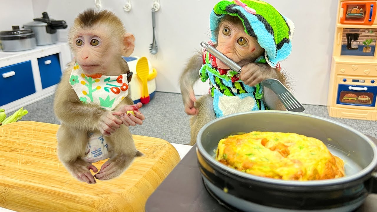 Шеф-повар Бим Бим собирает яйца, чтобы сделать яичные рулетики для обезьянки Оби