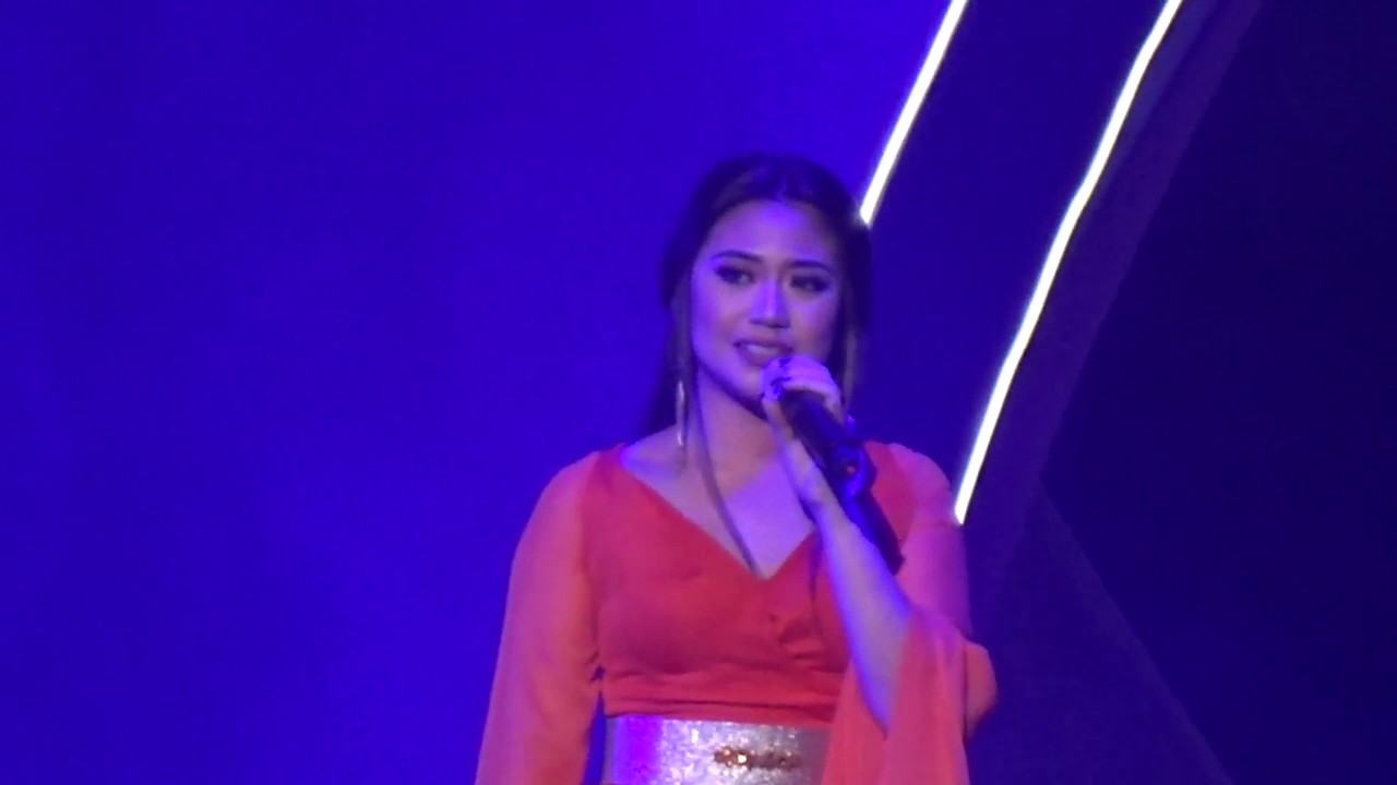 Morissette sings Reflection on Globe Disney event