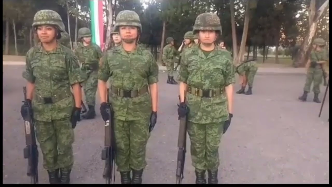 Mujeres militares rebotando en orden cerrado