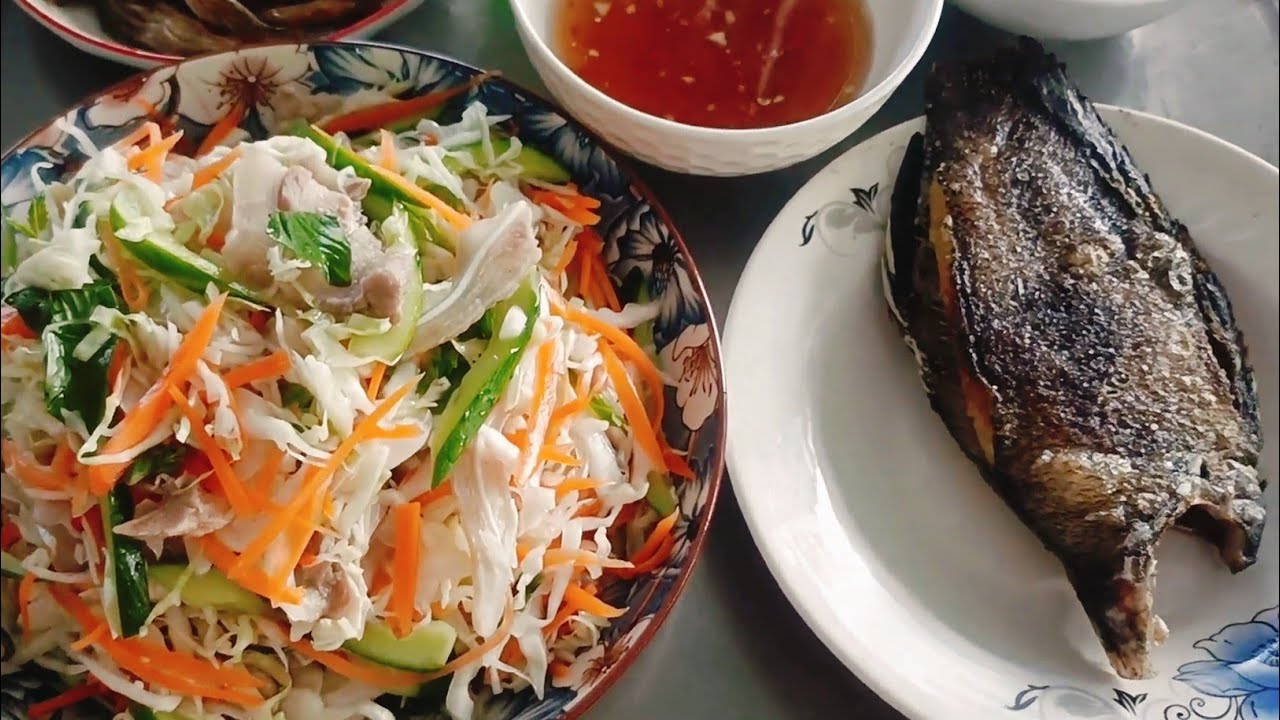 Sáng 22 tháng chạp: Chiên khô cá sặc bổi ăn kèm với gỏi lỗ tai heo giòn rụm. 😍