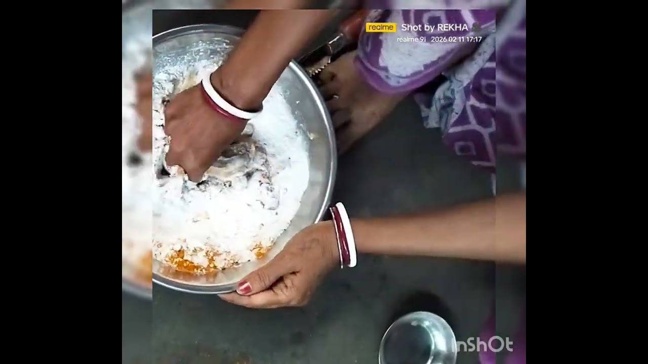 কচু দিয়ে ছাঁকা পিঠা।