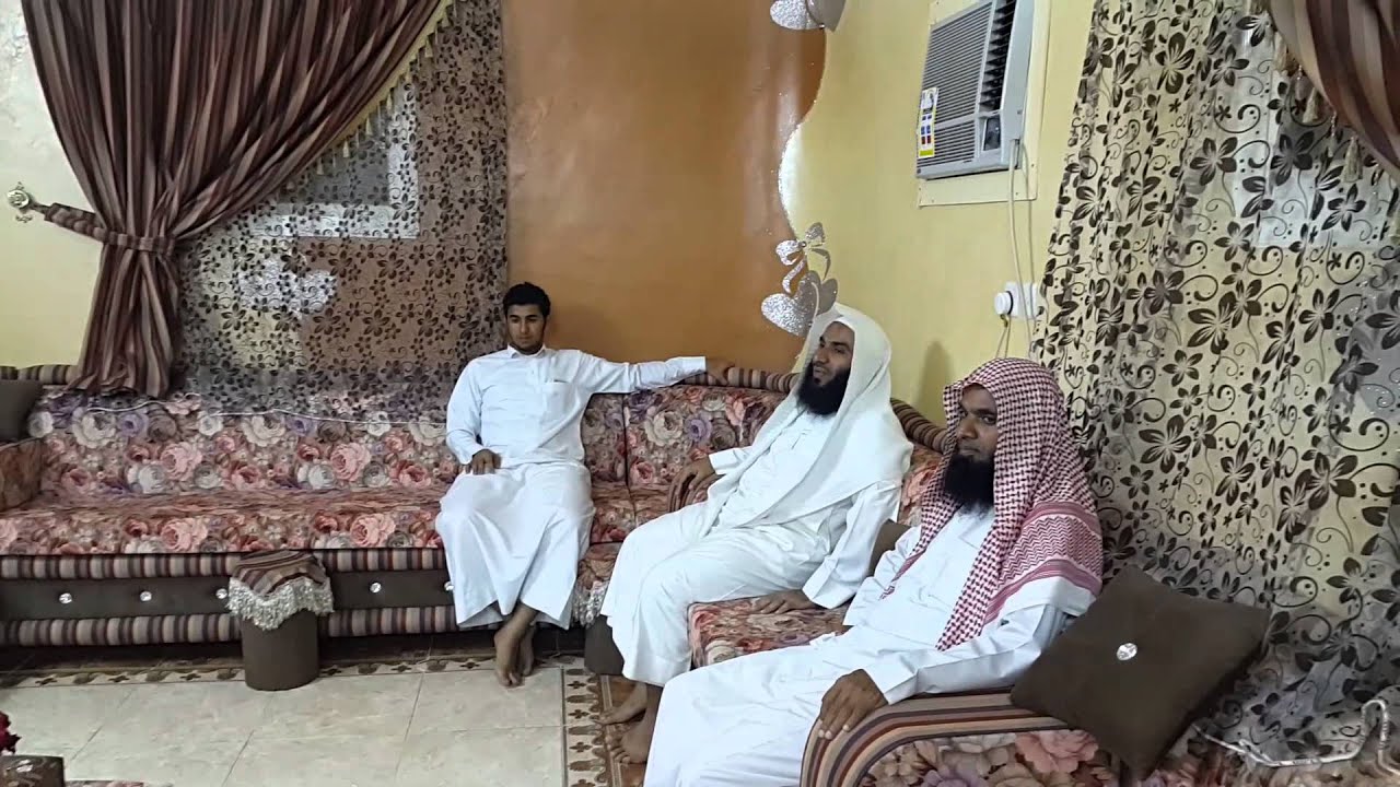 معلمو مجمع حلقة الفاروق ببيش قام بزيارة مدير الحلقة وتهنئته بترقيته للمرتبه السادسه في عمله