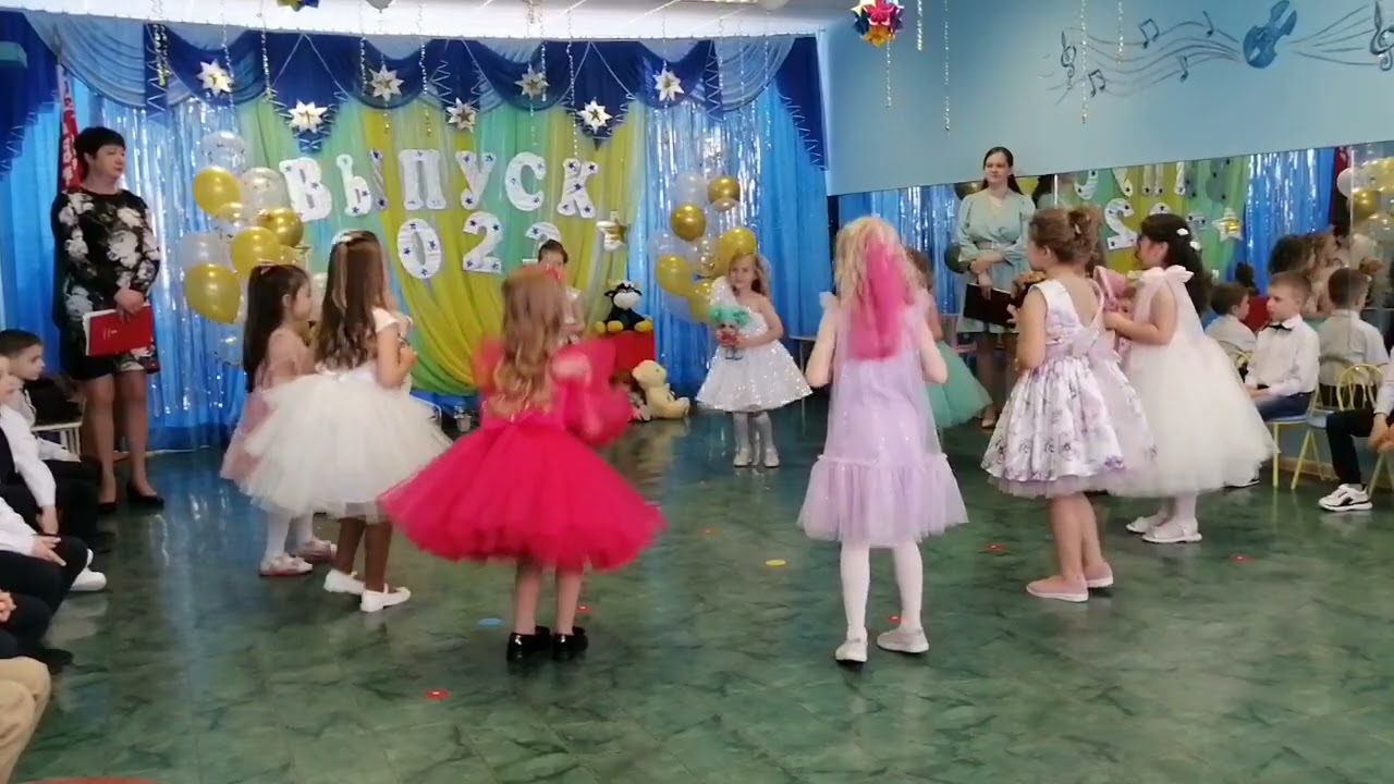 Танец девочек  на выпускном 