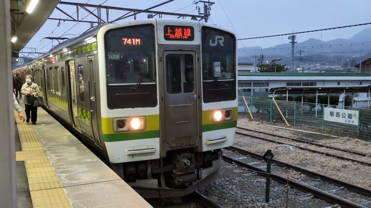 211系3000番台A28編成上越線普通水上行き沼田駅3番線を出発
