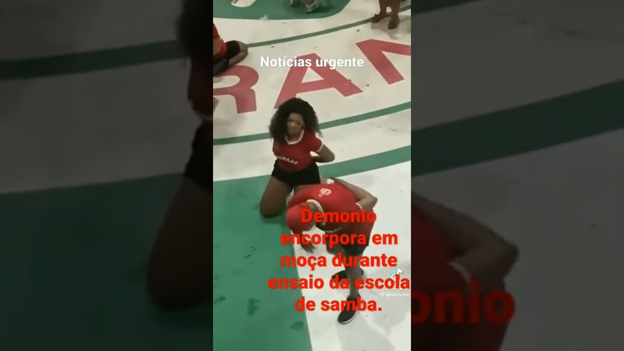 MULHER &Eacute; INCORPORADA PELO DEM&Ocirc;NIO DA POMBA GIRA DENTRO DA ESCOLA DA GRANDE RIO EST&Atilde;O BRINCANDO MUITO