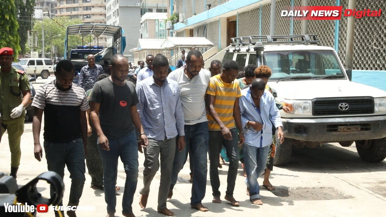 #TAZAMA| WATUHUMIWA 12 WA WIZI MTANDAONI WALIONASWA NA POLISI KANDA MAALUM DAR