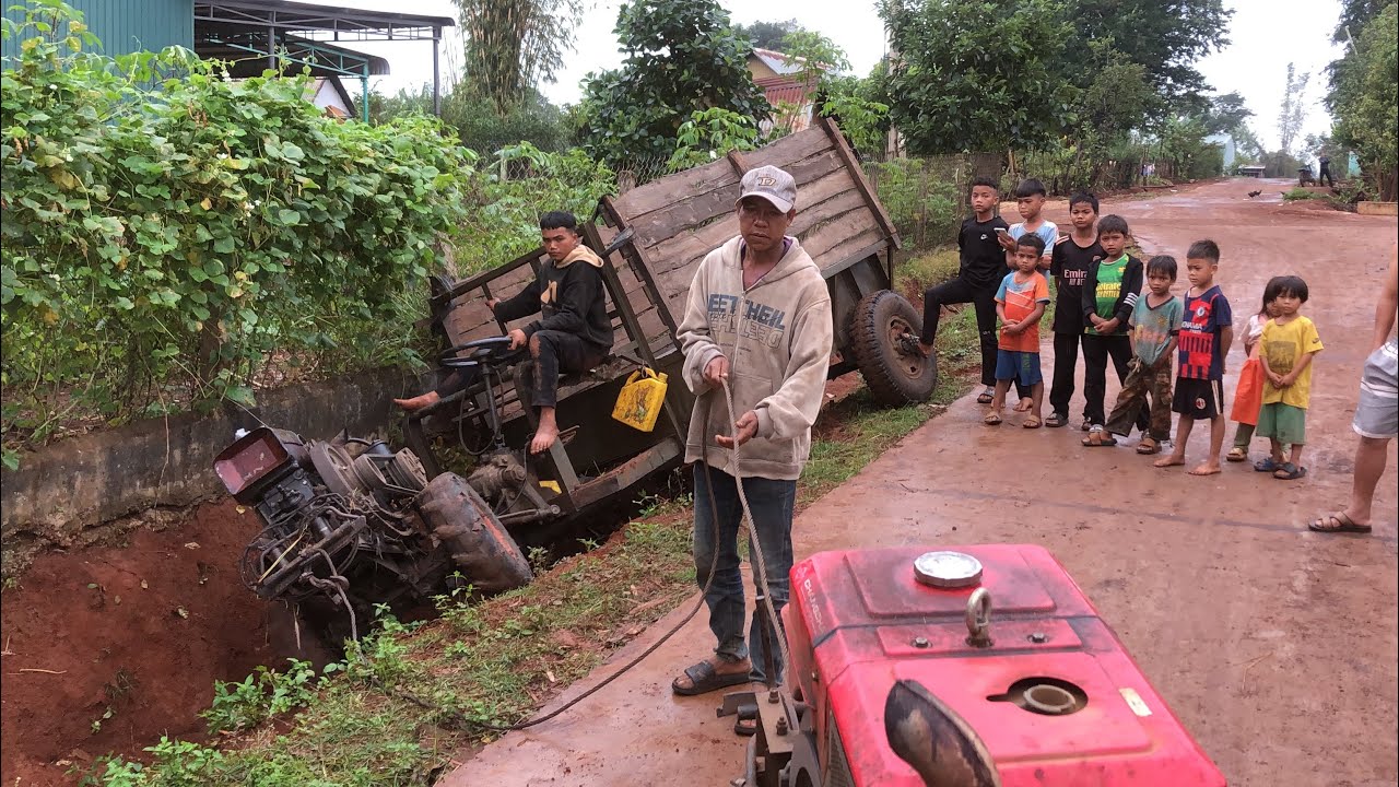  xe công nông Hai cầu ￼| Kéo xe công nông một cầu bị lật￼ 😲