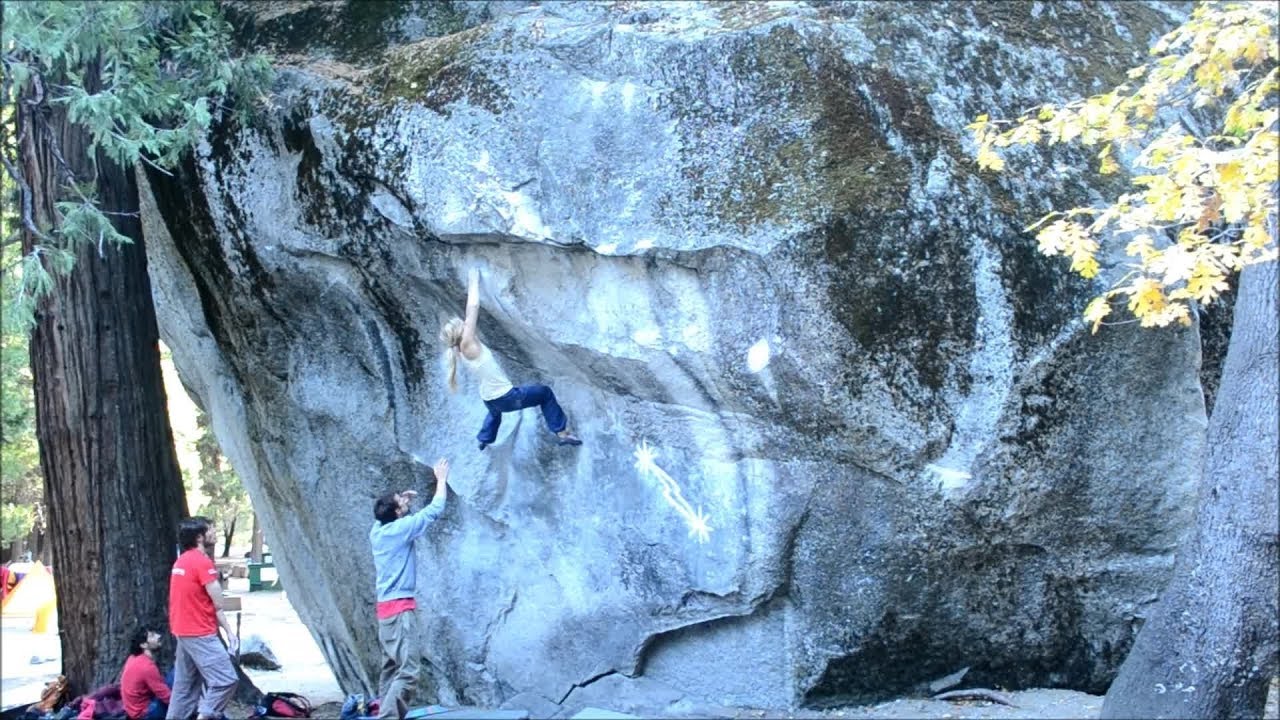 Mina Leslie-Wujastyk boulders Midnight Lightning (V8), Yosemite