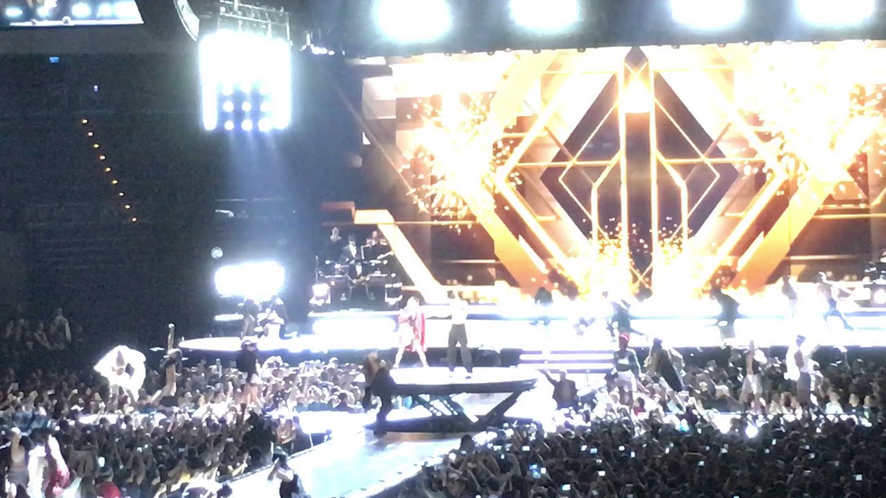 Madonna - Holiday (Rebel Heart Tour, Taipei, Taiwan 02/04/2016)