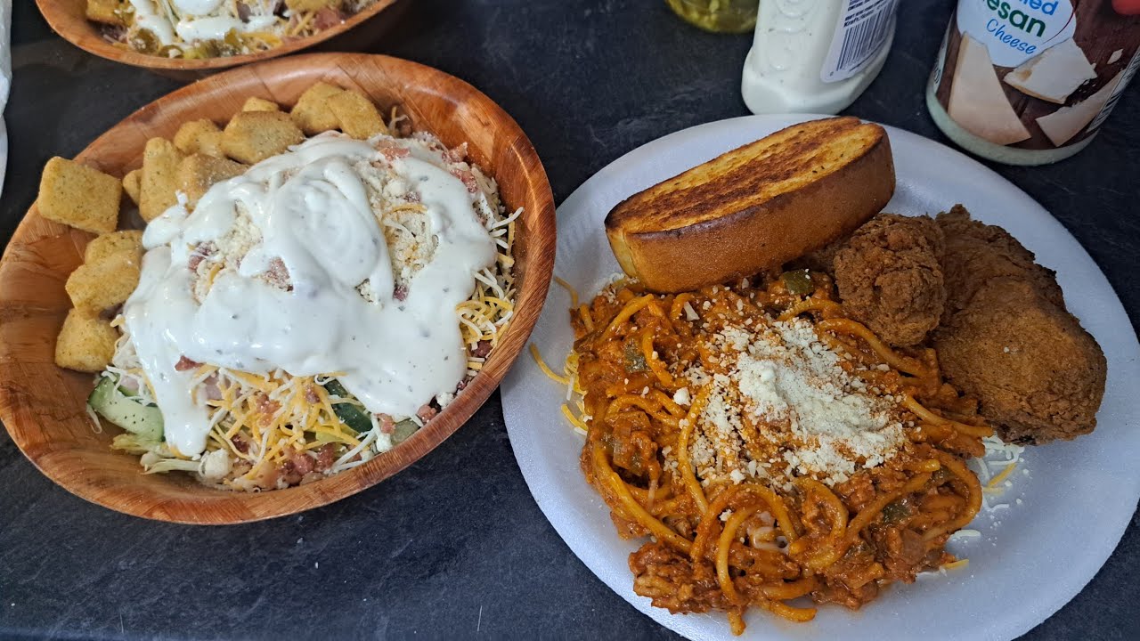 WHATS FOR DINNER| Cooking Spaghetti fried chicken salad and garlic bread