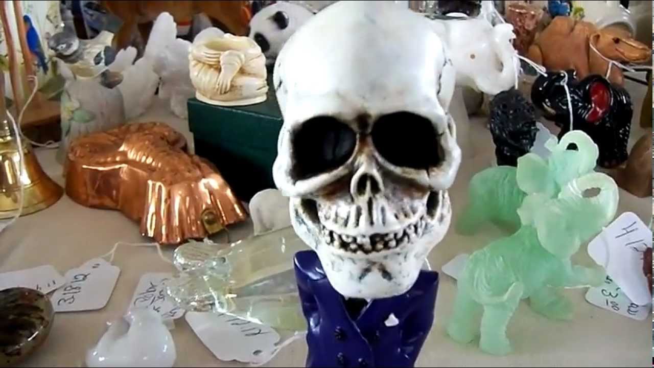Skull bobblehead