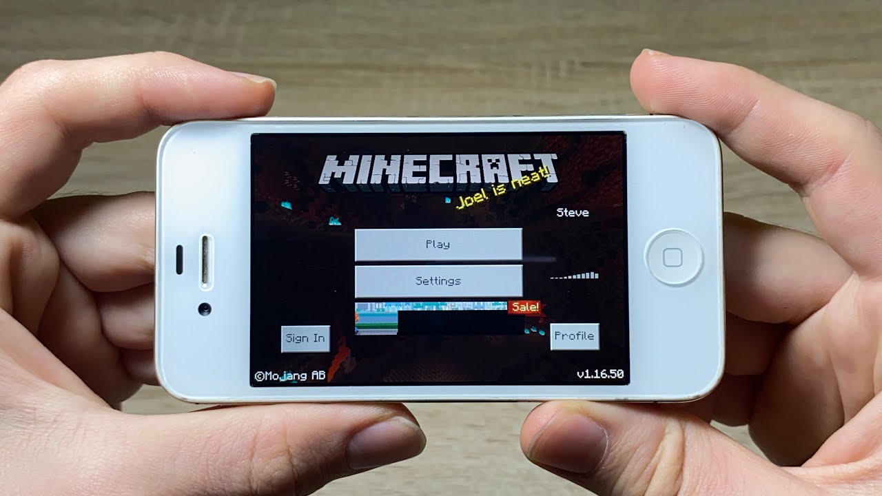 Playing Minecraft Pocket Edition on 12 years old iPhone 4S - 2022