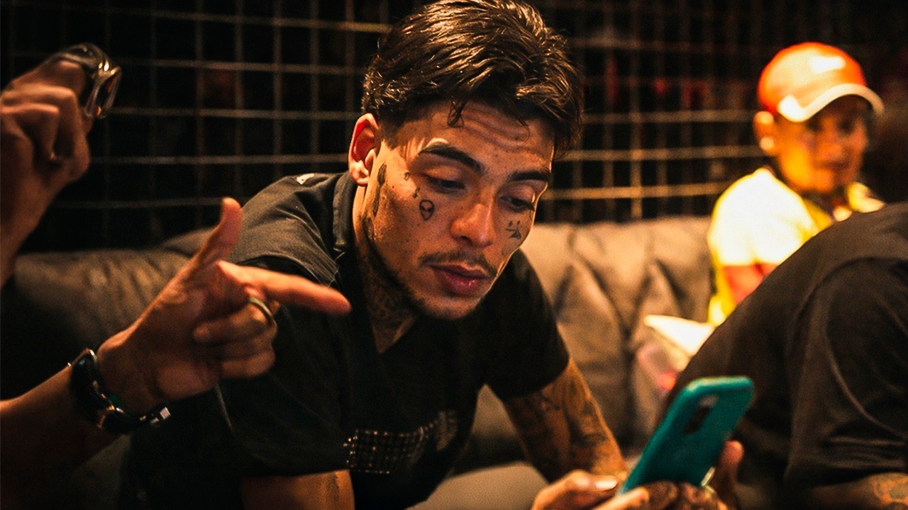 VEJO NA CAPA DA BÍBLIA SAGRADA - MC Kevin (DJ Perera)