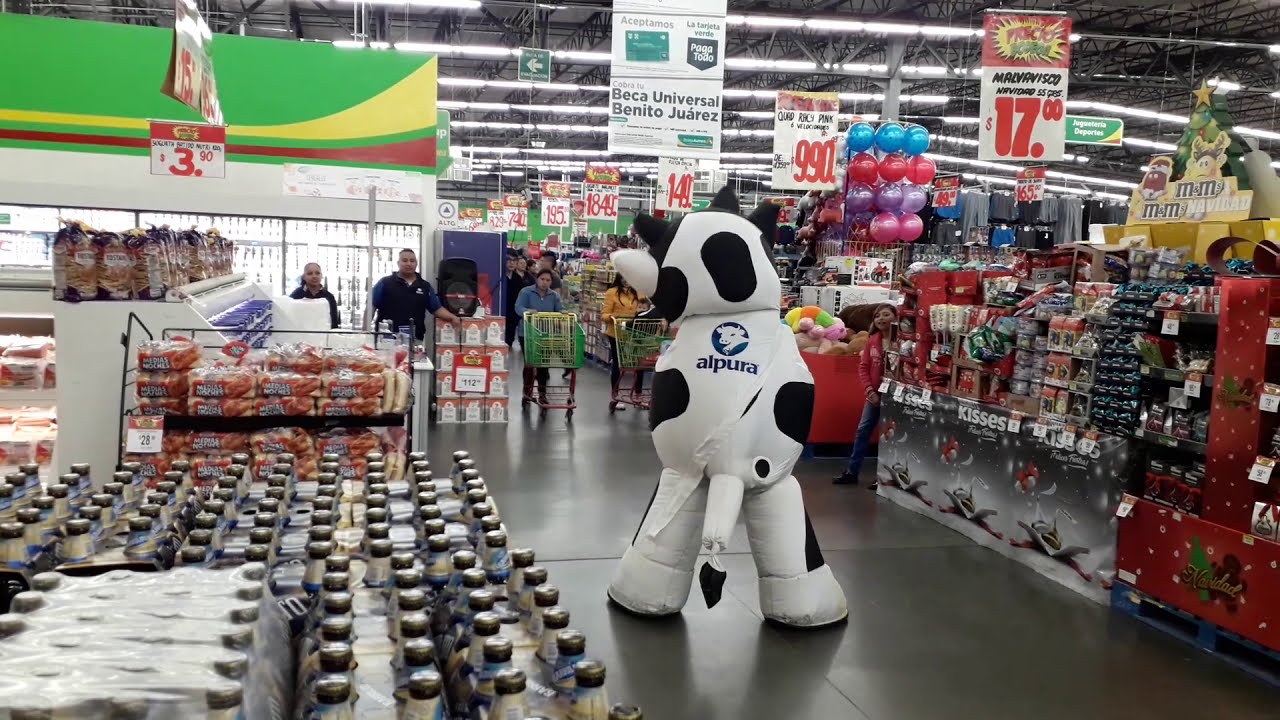 Botarga de ALPURA bailando en BODEGA AURRERA