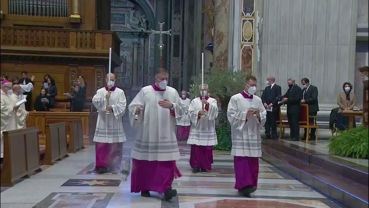 Pope blesses oil to be used in Easter ceremonies
