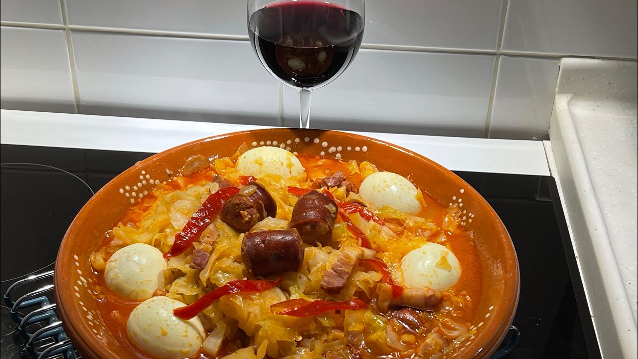 Repolho guisado com chouriço e ovos