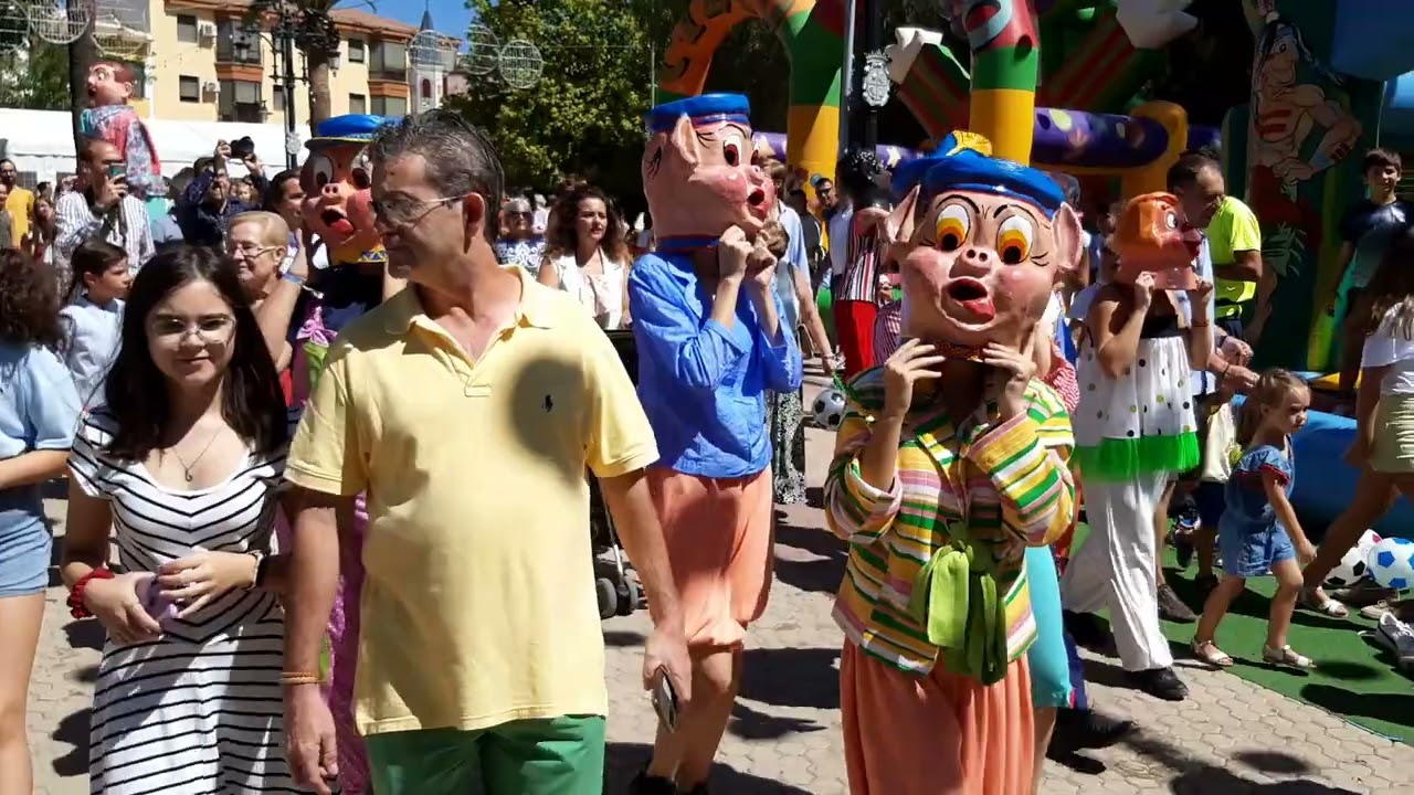 Cabezudos Porcuna Feria Real 2022 y Charanga Los Trotamúsicos