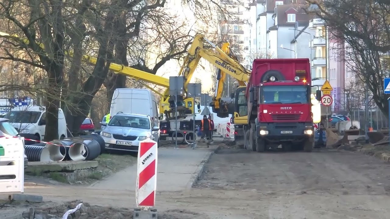 JAK PRZEBIEGAJĄ PRACE NA ULICY OKOPOWEJ?