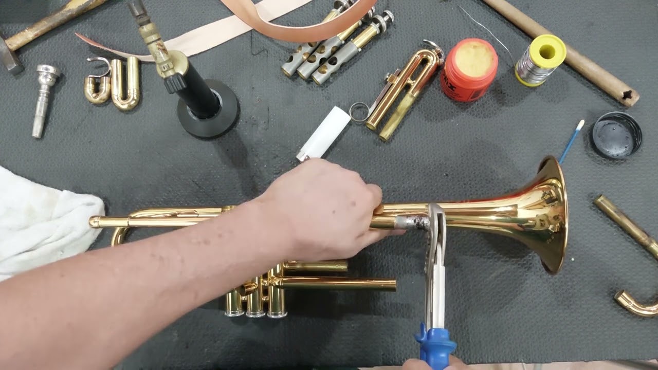 Como Retirar uma Bomba de Afinação Travada de um Trompete Yamaha