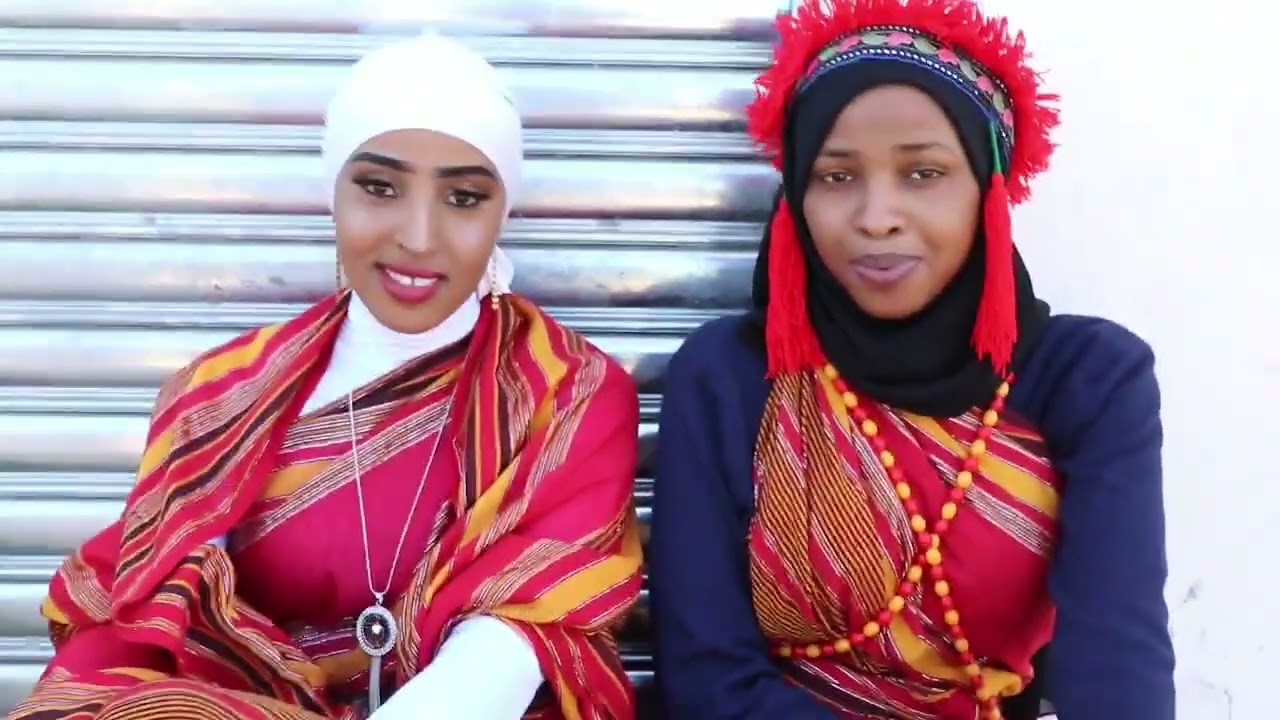 heestii iyeeyow iyoyow maay kooxda jinaawkey muqaalka dhanka ah .