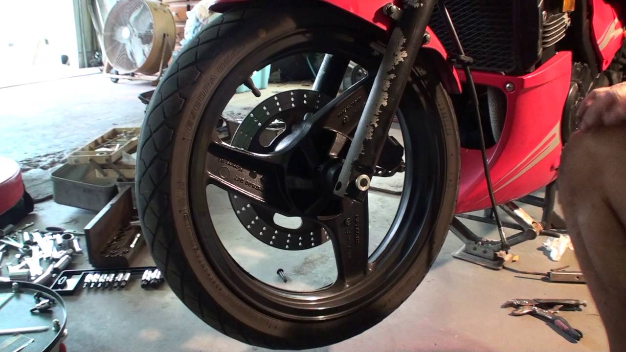 Снятие переднего колеса на мотоцикле Ninja 500 R