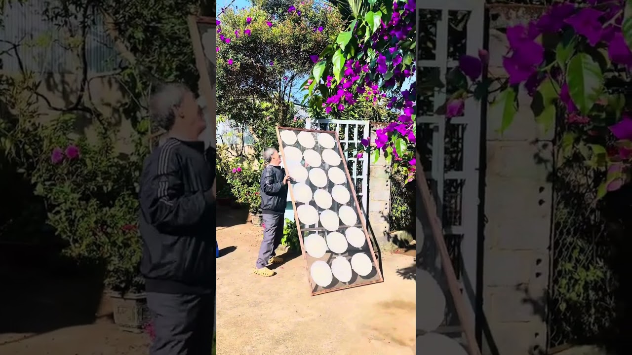 Mẹ tráng bánh tráng và mì Quảng