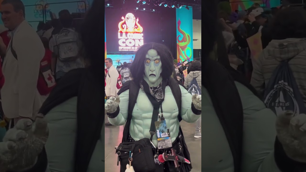 La comic con vampire squidward cosplay