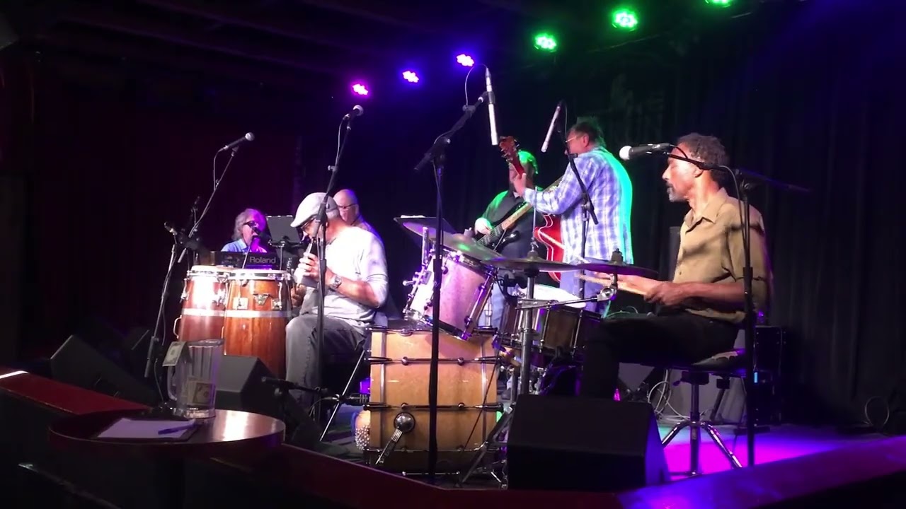 Billabong Bushels Live at the Siren