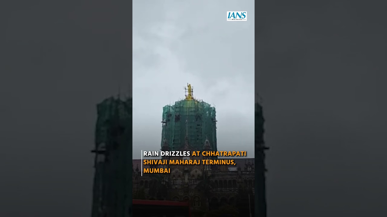 Mumbai Rains Today | Light Drizzles at Chhatrapati Shivaji Maharaj Terminus (CSMT) | Ground Visuals