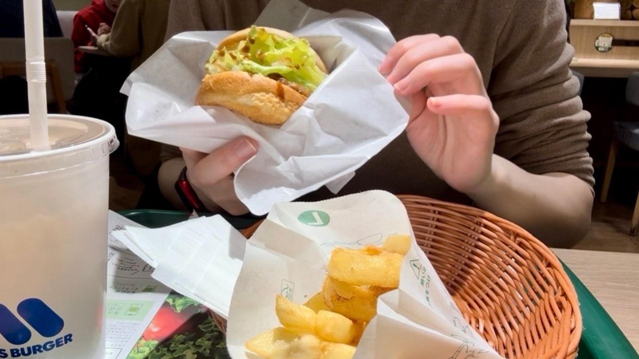 🇯🇵A Real Lunch for a Japanese salaryman:Mos Burger . Teriyaki Bager Set ($5.74/¥910)