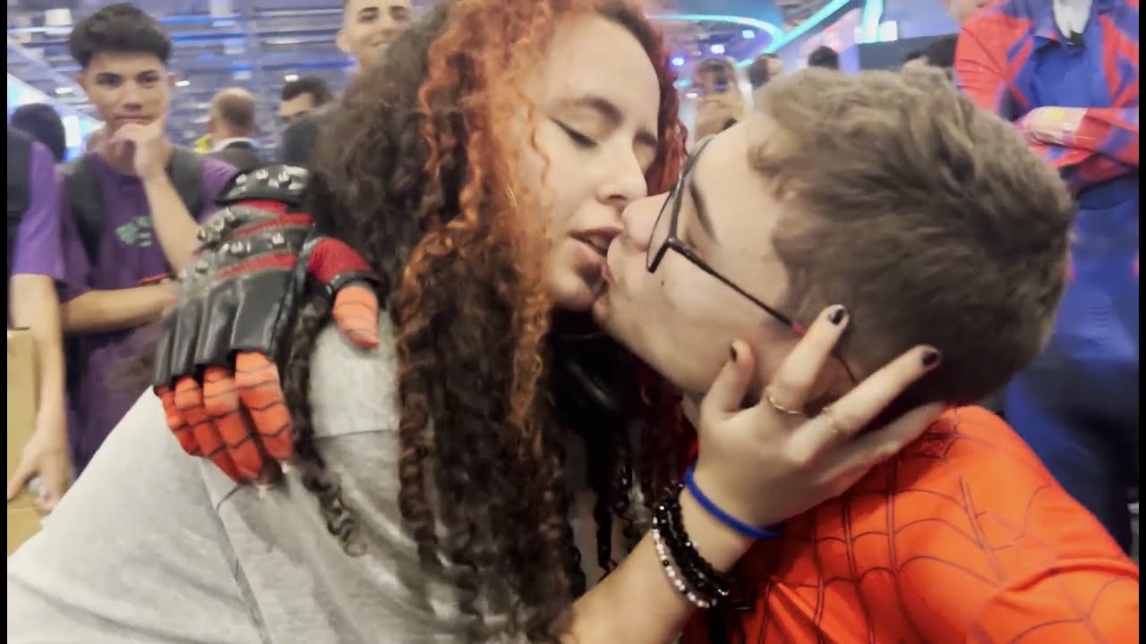 MOSKITAO FEZ O CADEIRANTE BEIJAR A MAIS GATA NA BGS BRASIL GAMESHOW 2023 ZARALHANDO COM OS NERD !