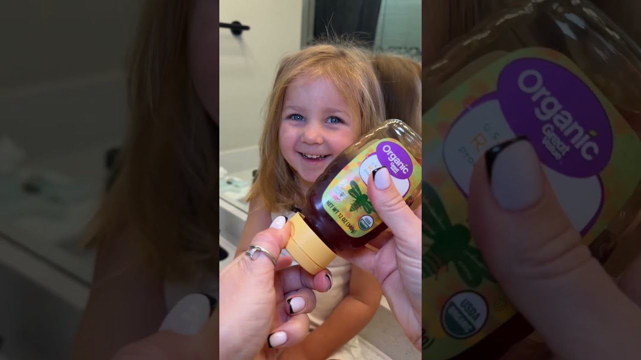 Natural lip gloss hack for toddlers💄😅 #toddlers #makeup #momhack #lifehack #momtips